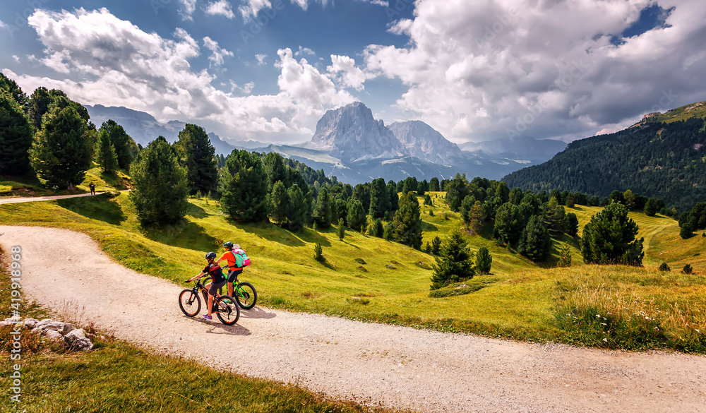 Obraz premium Beautiful alpine countryside. Awesome Alpine highlands in sunny day. Amazing Nature Scenery of Dolomites Alps. Epic Scene in the mountains place. Active recreation concept