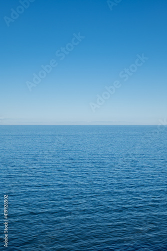 The Baltic Sea on a sunny day with horizon and blue sky. © foto-select