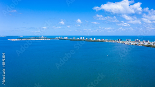 Fototapeta Naklejka Na Ścianę i Meble -  Hutchinson Island with Horizon and blue sky with clouds