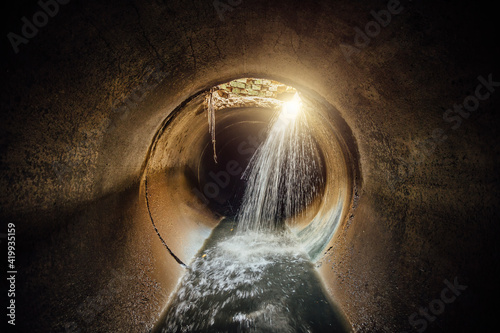 Canvas Print Flooded round sewer tunnel with water reflection