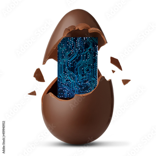 Uovo di cioccolato con sorpresa elettronica photo