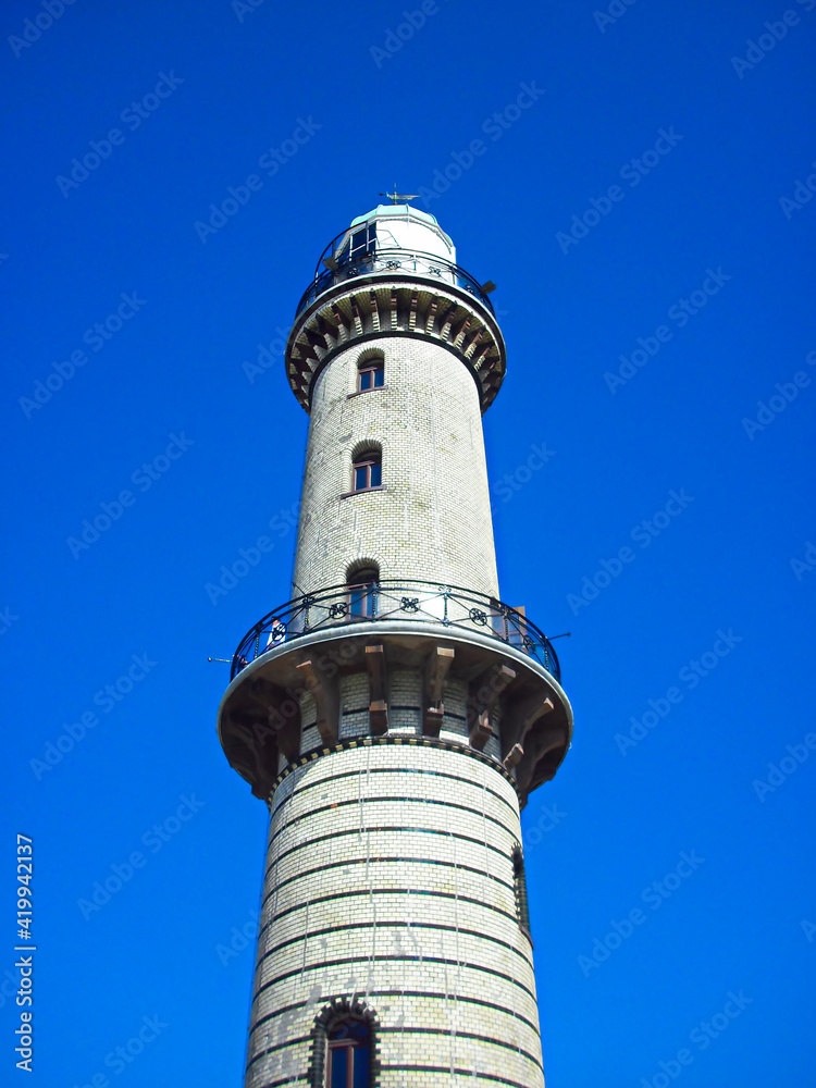 Der Leuchtturm an der Ostseeküste in Warnemünde
