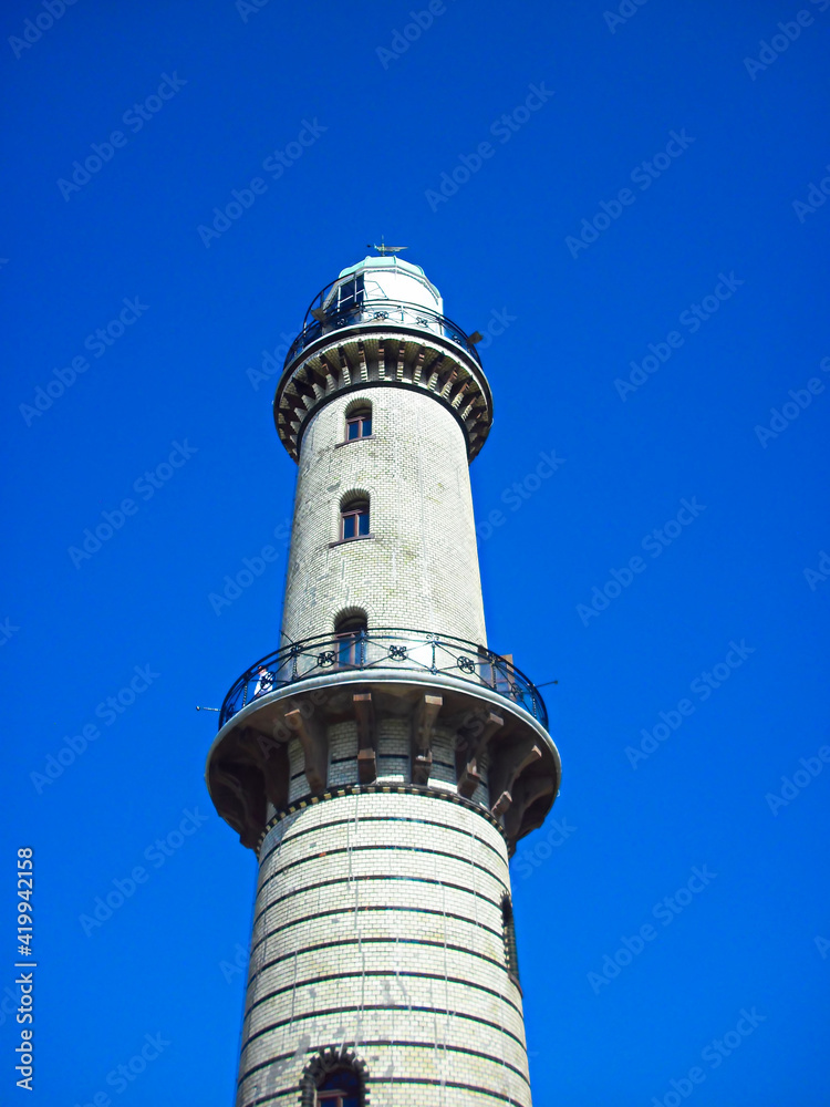 Der Leuchtturm an der Ostseeküste in Warnemünde

