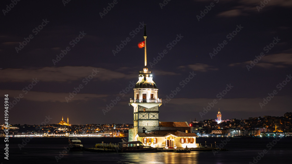 Fototapeta premium Maiden's Tower in Istanbul at night