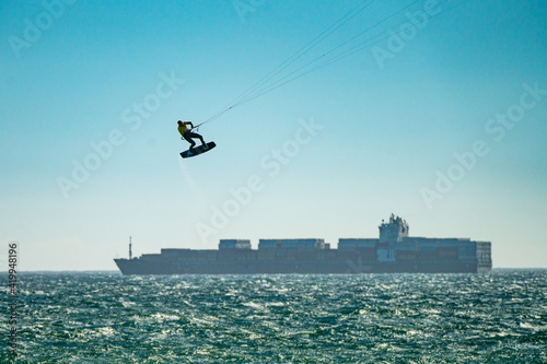 Kapstadt: Hoher Sprung beim Kitesurfen 