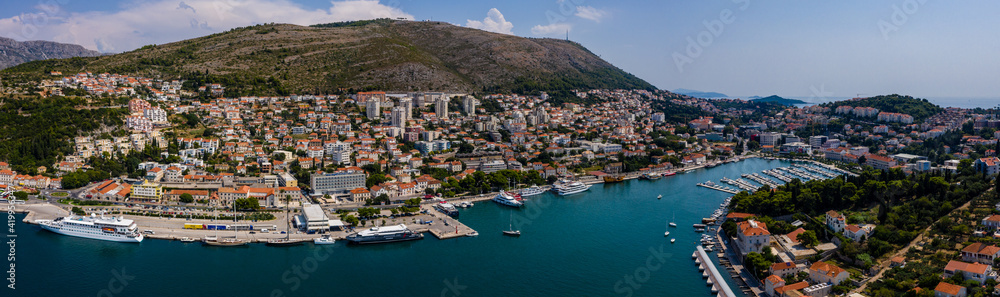 Blick auf die Stadt Dubrovnik und Hafen / Kreuzfahrtanleger
