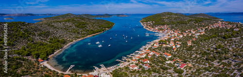 Die Bucht von Kaprije in Kroatien als Panorama