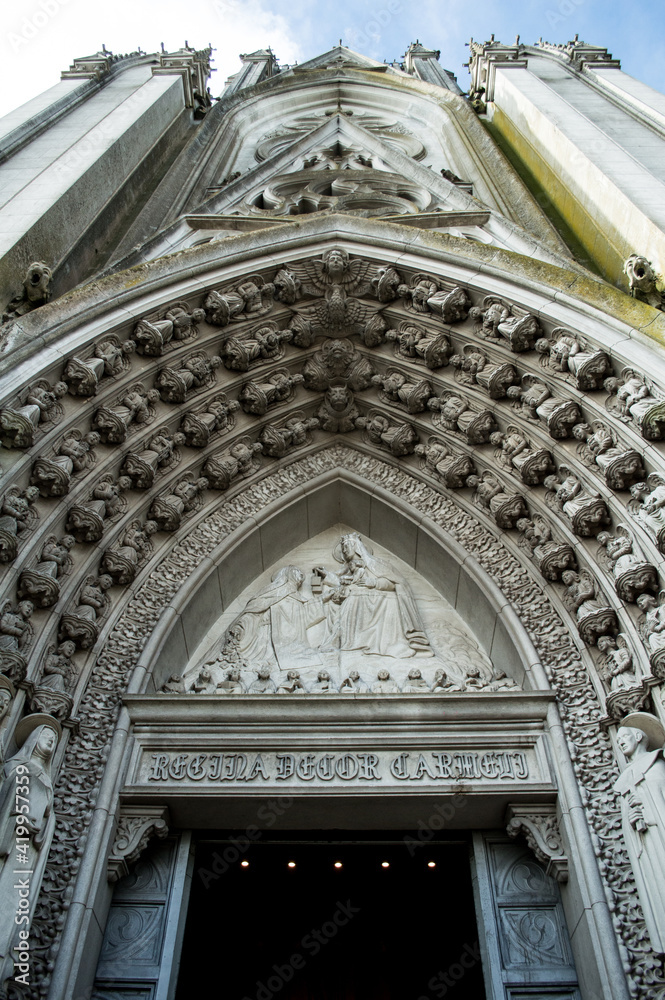 Fachada de la catedral gótica de Las Carmelitas. Montevideo, Uruguay
