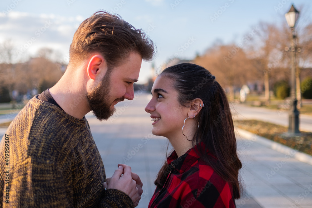 Obraz premium Young couple holding hands at park