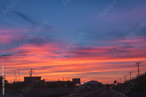 Puesta de sol en autopista, paisajes mexicanos.