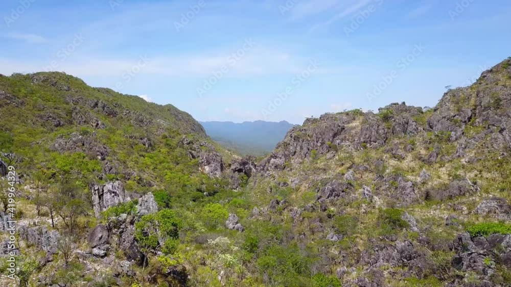 Trilha para o atrativo Ponte de Pedra na Chapada dos Veadeiros, Cavalcante, Goiás, Brasil. Trilha para o atrativo Ponte de Pedra na Chapada dos Veadeiros, Cavalcante, Goiás, Brasil.