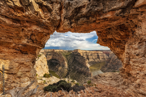 Arch frames Devils Canyon in the Bighorn National Recreation Area  Montana  USA