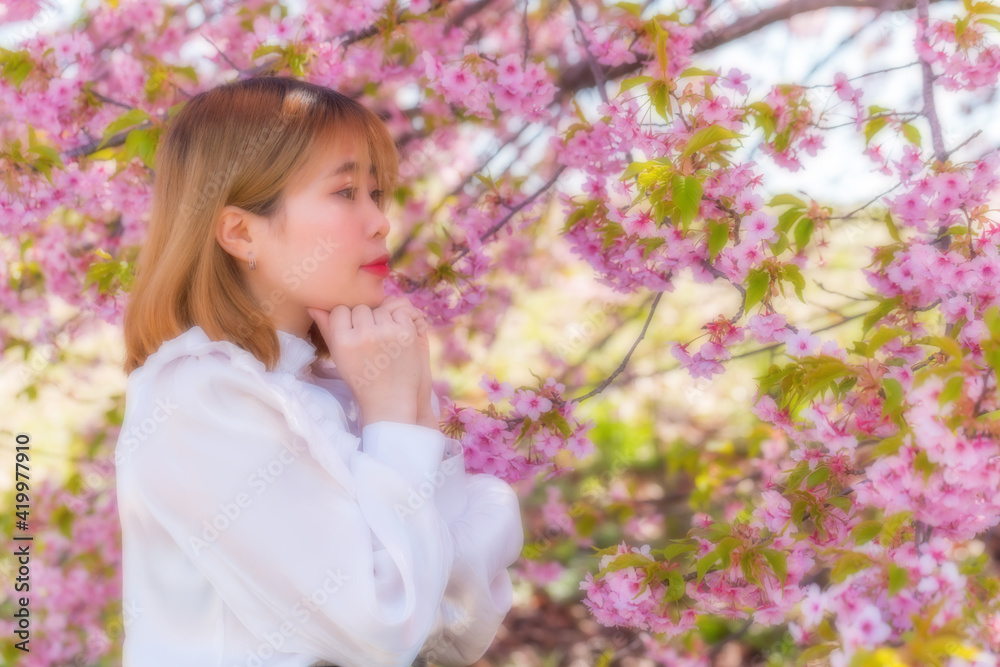 河津桜と若い女性