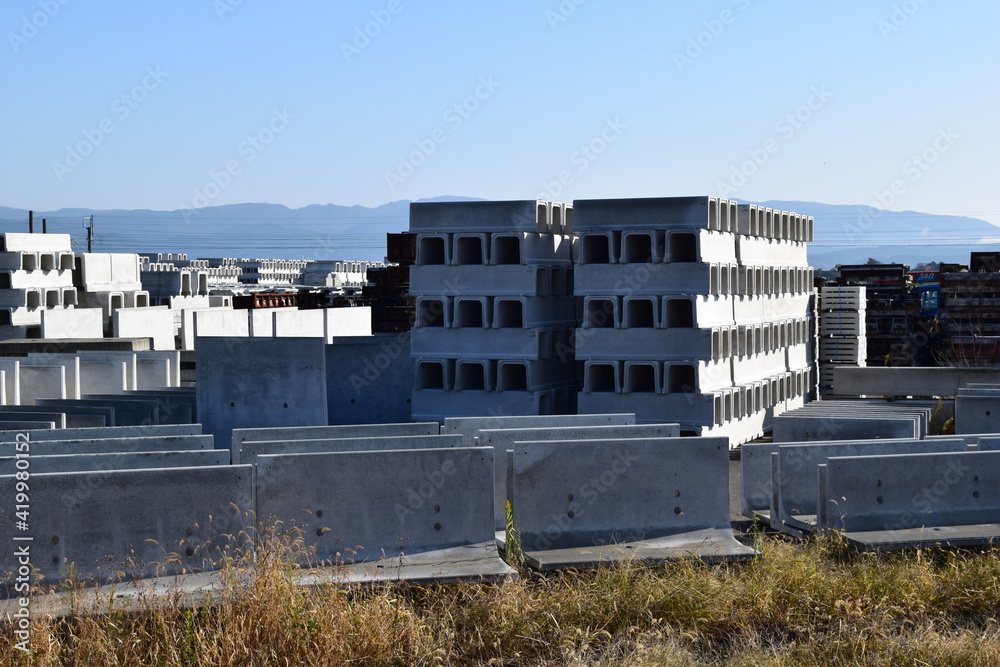 積まれた土木工事用コンクリート製品 積まれた土木工事用コンクリート製品