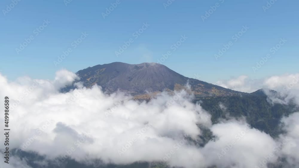 Vista aerea con zoom del volcan Turrialba en Costa Rica
