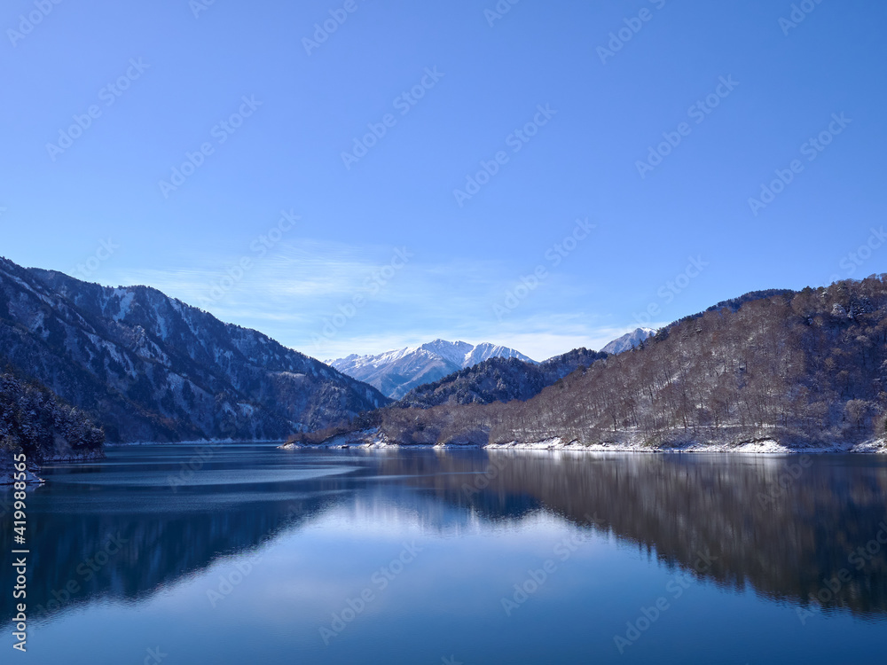 黒部ダムから望む黒部湖と赤牛岳 富山県