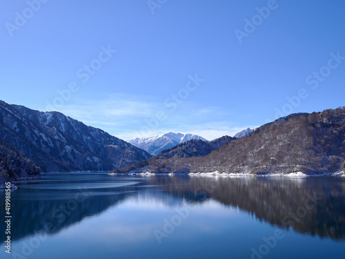黒部ダムから望む黒部湖と赤牛岳 富山県 © Nagawa