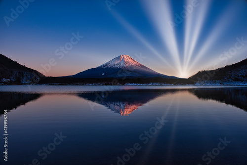 富士山と太陽光線合成  © san724