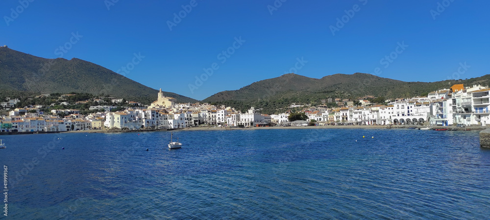 Pueblo blanco de Cadaques (Girona) en un día soleado con el mar en calma