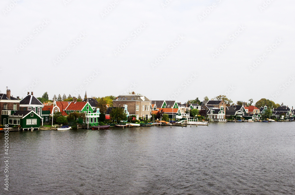 Fototapeta premium オランダ ザーンセ・スカンス ザーン川岸の夕景