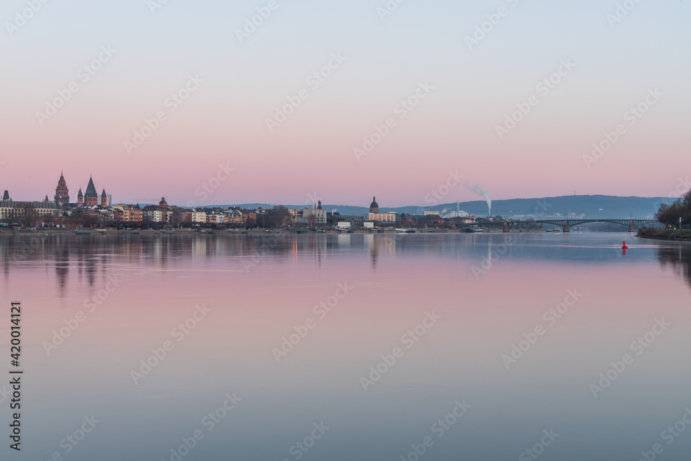 Morgenröte über der Skyline von Mainz