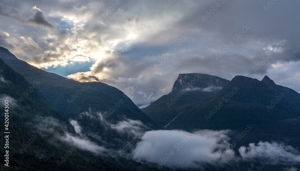 Sonnenaufgang über einem Fjord in Norwegen Sonnenaufgang über einem Fjord in Norwegen