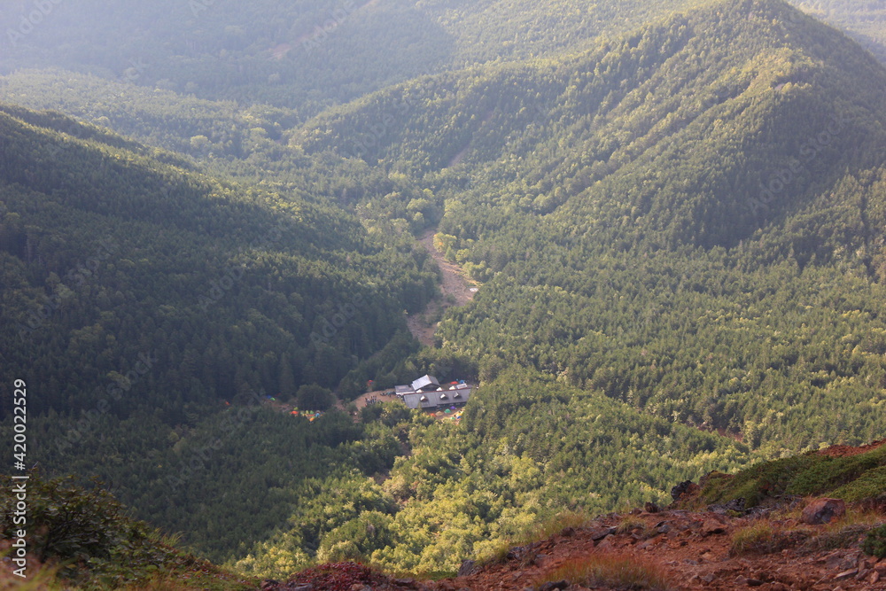 八ヶ岳の風景。　赤岳山頂付近から見た行者小屋
