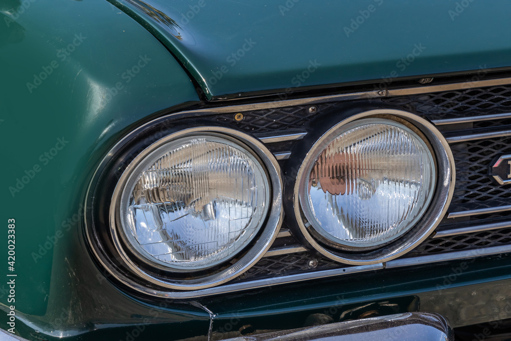 自動車のヘッドライト　Headlight of the old car