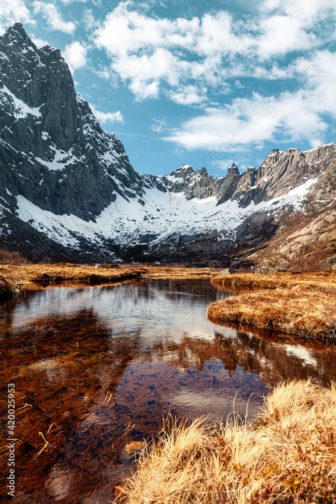 Obraz premium Kleiner See in einem Canyon auf den Lofoten in Norwegen