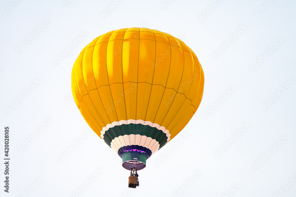Naklejka premium Montgolfière en vol sous ciel blanc sans nuage 