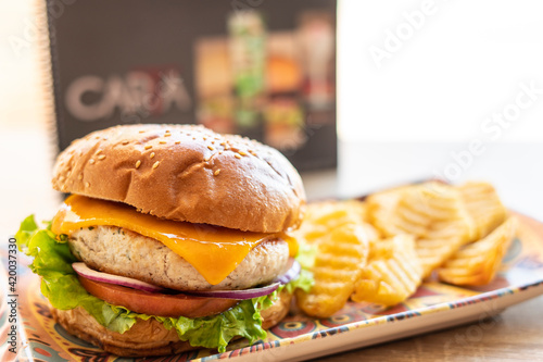 hamburguesa de pollo a la parrilla con patatas fritas en mesa photo