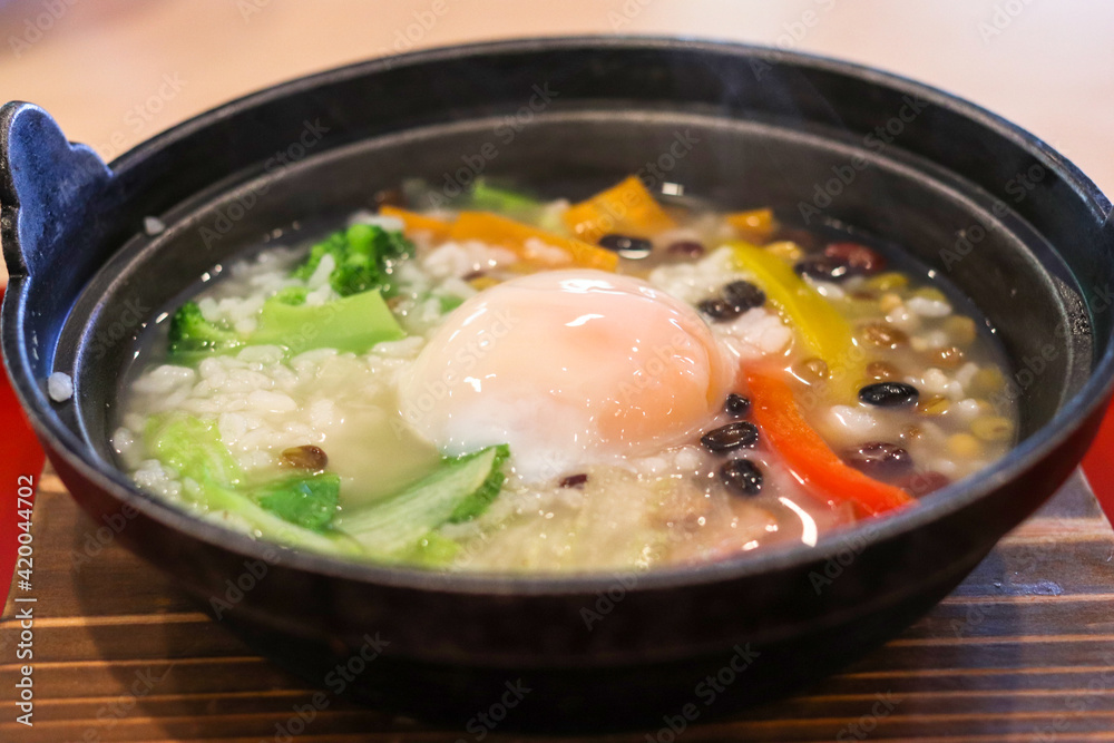 Rice porridge with egg and vegetables