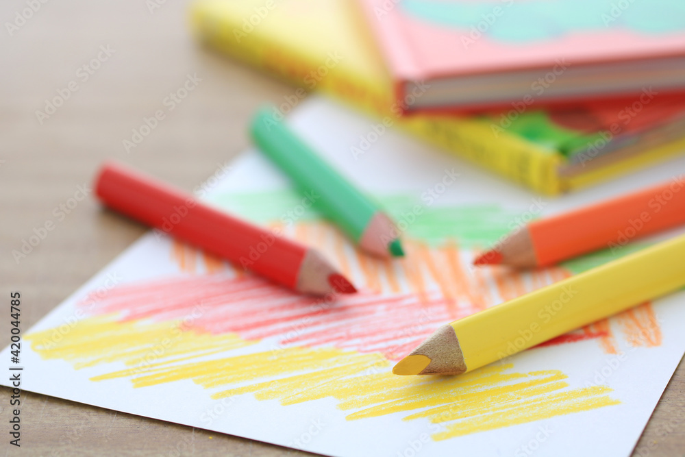 お絵かきと色鉛筆を使って子供の才能を伸ばす