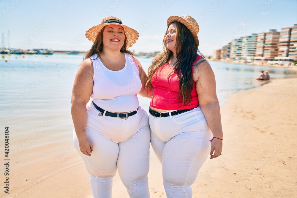 Φωτογραφία Two plus size overweight sisters twins women happy at the beach on summer holida