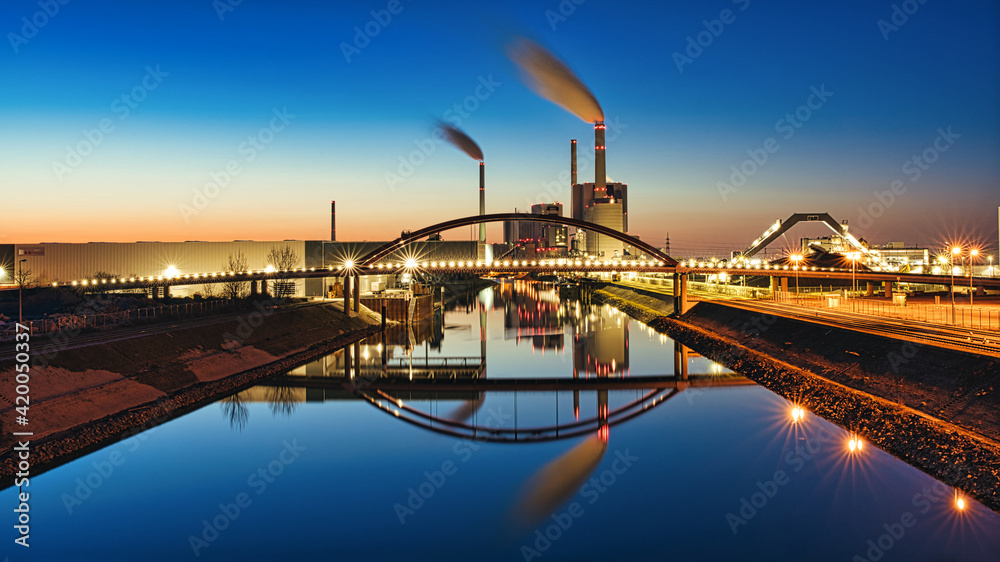 Großkraftwerk Mannheim zur Blauen Stunde
