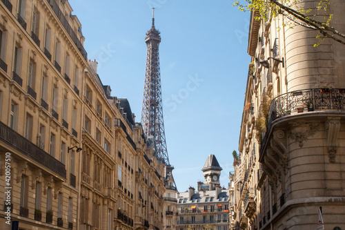 La Tour Eiffel vue depuis la rue Edmond Valentin