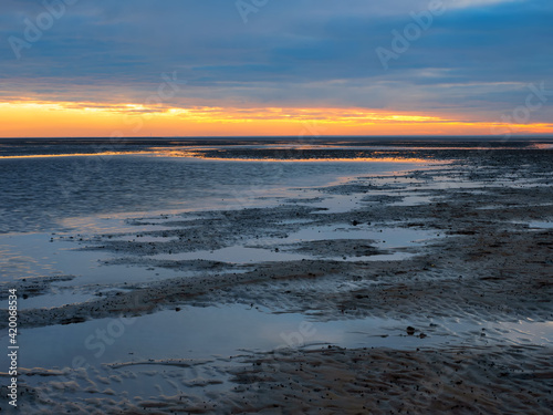 Sonnenuntergang im Niedersächsischen Wattenmeer vor Cuxhaven Sahlenburg bei Ebbe, Deutschland