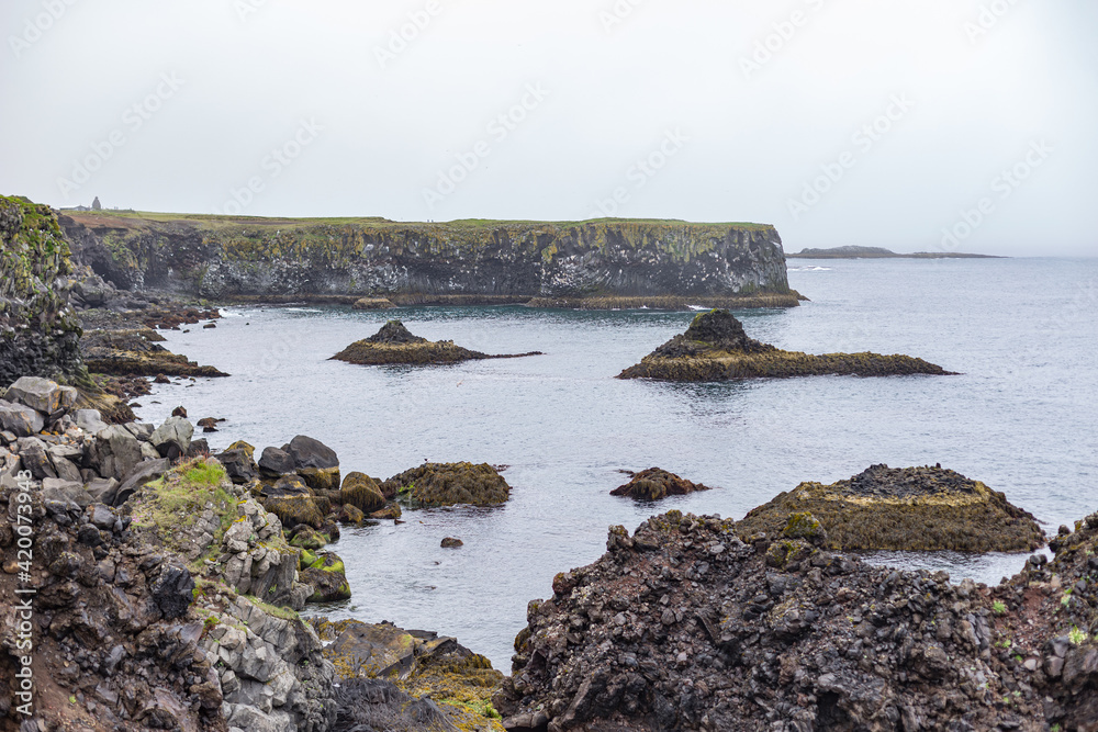 Obraz premium Hike from Arnarstapi to the Stone Bridge in the south of Iceland
