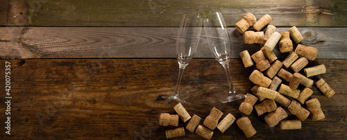 Kieliszki do wina i korki od wina na tle starych drewnianych desek