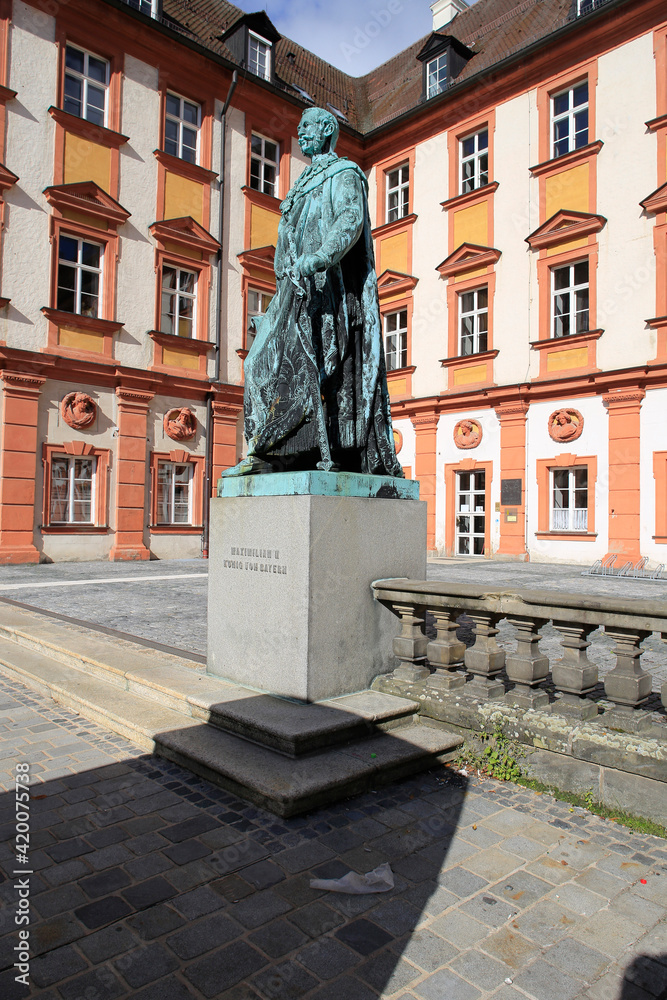 Koenig Maximilian II. Statue im Ehrenhof. Bayreuth, Bayern, Deutschland