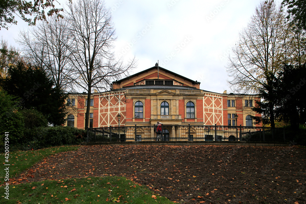 Bayreuth und seine Festspiele sind beruehmt. Festival Haus, Bayern, Deutschland, Europa --
Bayreuth and its festival are famous. Festival House, Bavaria, Germany, Europe Bayreuth und seine Festspiele sind beruehmt. Festival Haus, Bayern, Deutschland, Europa --
Bayreuth and its festival are famous. Festival House, Bavaria, Germany, Europe