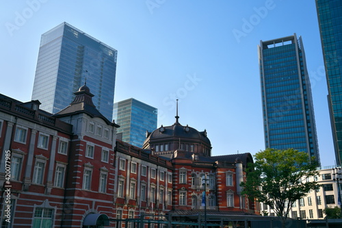 早朝の東京駅と丸の内