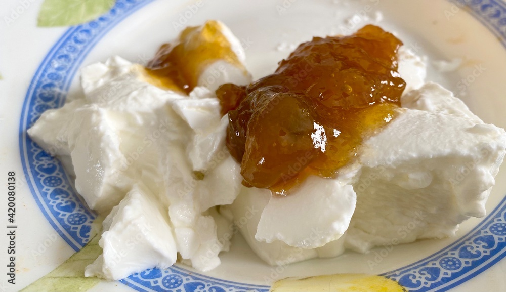 Faisselle à la confiture dans une assiette Faisselle à la confiture dans une assiette