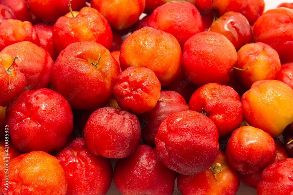 Monte de acerolas maduras, empilhadas.
