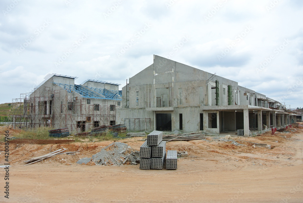 New double story luxury terrace house under construction in Malaysia. Designed by an architect with a modern and contemporary style.
New double story luxury terrace house under construction in Malaysia. Designed by an architect with a modern and contemporary style.