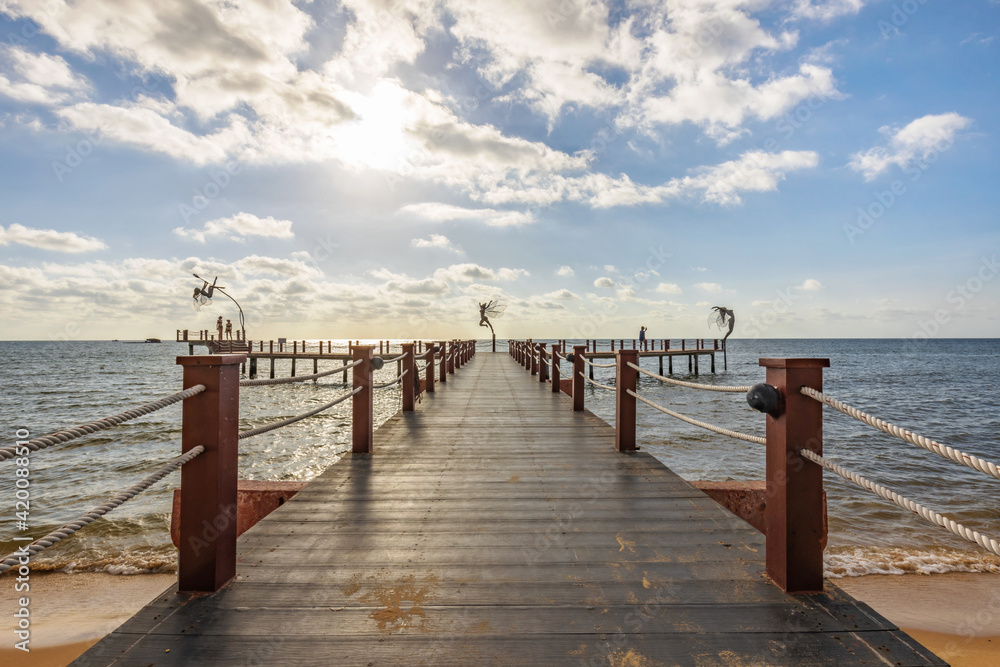 Obraz premium Beautiful wooden walkway heading to the horizon, on Phu Quoc island, Vietnam