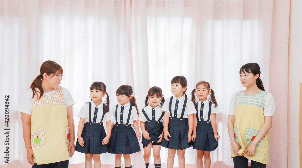 発表会の練習をする子どもたちと保育士