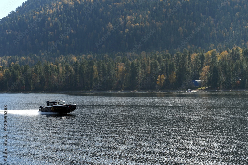 Fototapeta premium Boat on Lake Teletskoye. Altai Republic. Western Siberia