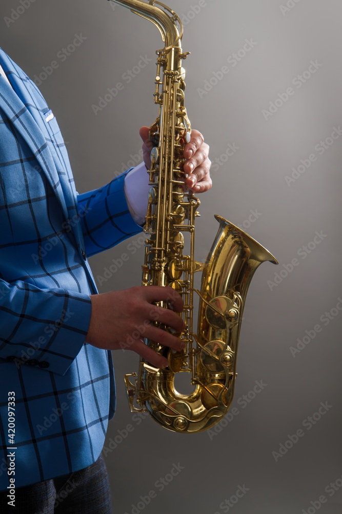 Obraz premium young saxophone player