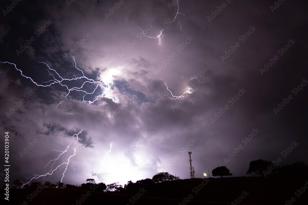 Naklejka premium lightning over the city